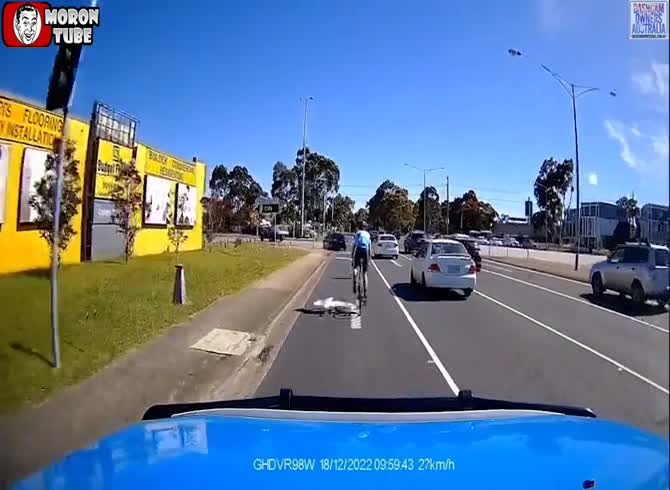 Video :A 66-year-old lady strikes a bicycle after cutting off the road